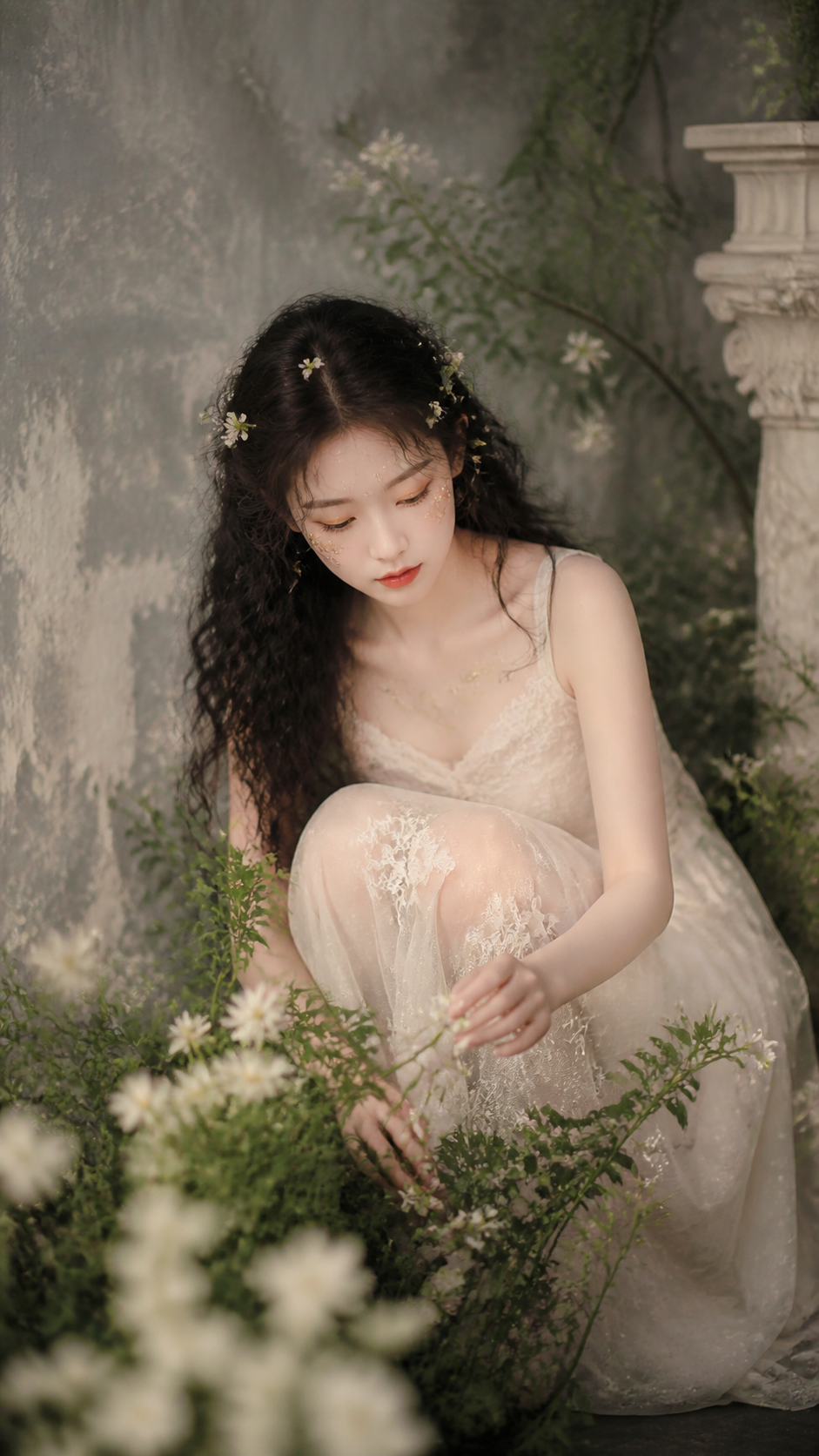 森系精灵写真 - 蹲姿轻抚花瓣